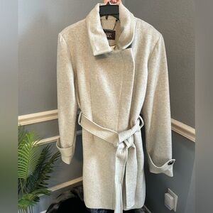 Beautiful like new Badgley Mischka coat🔥6 hours sale only🔥